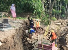 Puluhan Makam di Karawang Longsor Akibat Proyek Pengendali Banjir BBWS Citarum Makam longsor karawang