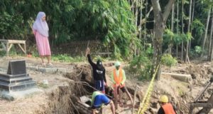 Puluhan Makam di Karawang Longsor Akibat Proyek Pengendali Banjir BBWS Citarum Makam longsor karawang