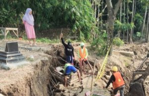 Makam longsor karawang