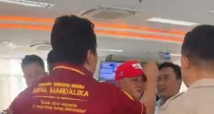 Massa Demo KPR Bermasalah di BTN Karawang, Sempat Memanas-Nyaris Adu Jotos Demo kpr btn karawang