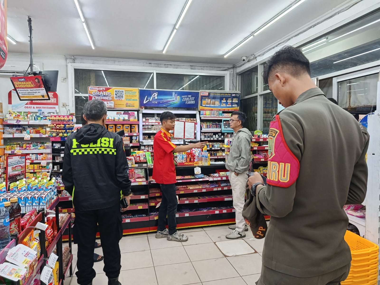 Maling bobol minimarket di Karawang.