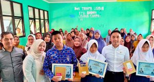 Sambut Tahun Ajaran Baru, Wakil Ketua DPRD Karawang Bagikan 300 Paket Buku Tulis Gratis Buku paket wakil ketua dprd karawang