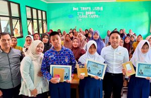 Sambut Tahun Ajaran Baru, Wakil Ketua DPRD Karawang Bagikan 300 Paket Buku Tulis Gratis Buku paket wakil ketua dprd karawang
