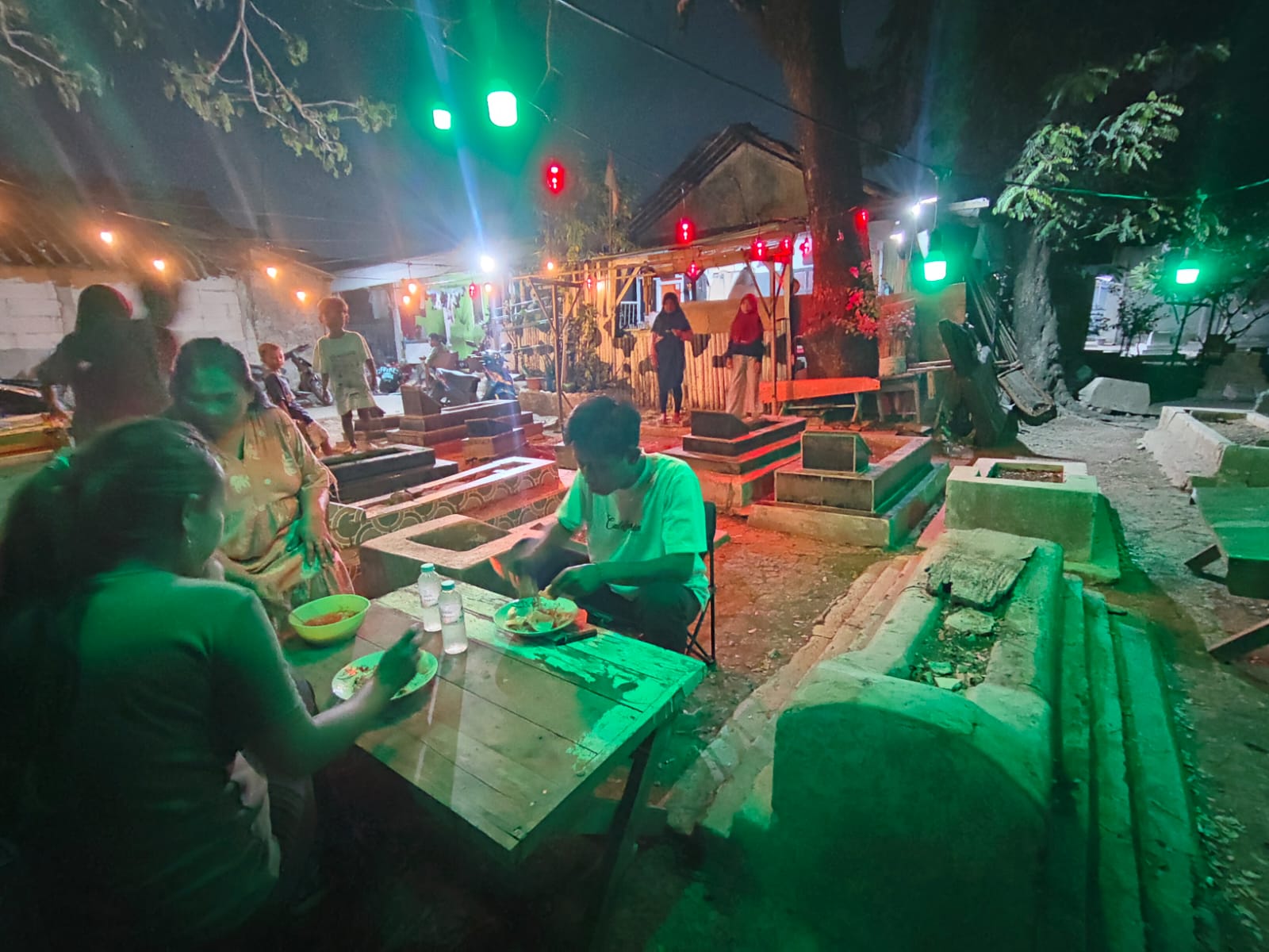 Warung tengah makam di karawang