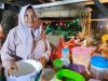 Menjajal Sensasi Kulineran di Warung Tengah Kuburan di Karawang Warung tengah makam di karawang