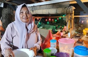 Menjajal Sensasi Kulineran di Warung Tengah Kuburan di Karawang Warung tengah makam di karawang