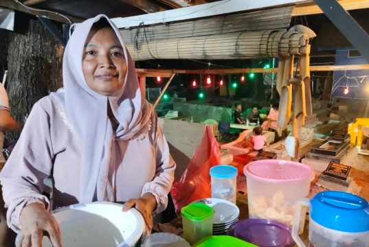 Menjajal Sensasi Kulineran di Warung Tengah Kuburan di Karawang Warung tengah makam di karawang