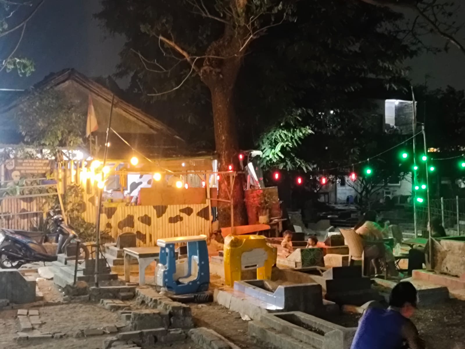 Warung tengah makam di karawang