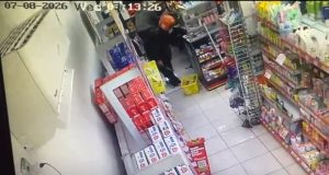 Maling Bobol Minimarket di Karawang: Todong Karyawan Pakai Senpi, Ambil Rokok-Duit Rp 52 Juta Maling bobol minimarket karawang