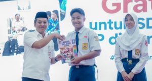 Bupati Karawang Gratiskan LKS SD-SMP, Orang Tua Tak Perlu Resah Bayar Mahal Lagi Karawang gratiskan lks