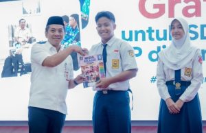 Bupati Karawang Gratiskan LKS SD-SMP, Orang Tua Tak Perlu Resah Bayar Mahal Lagi Karawang gratiskan lks