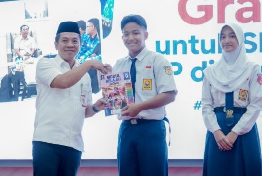 Bupati Karawang Gratiskan LKS SD-SMP, Orang Tua Tak Perlu Resah Bayar Mahal Lagi Karawang gratiskan lks