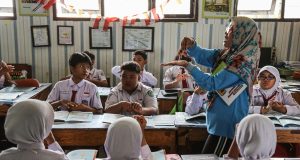 Karawang kekurangan guru