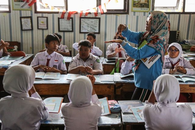 6745025353c98 Karawang kekurangan guru
