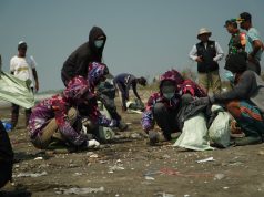 Nelayan karawang bersihkan minyak
