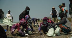 Nelayan karawang bersihkan minyak