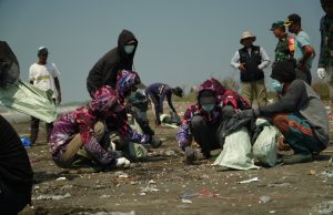 Nelayan karawang bersihkan minyak