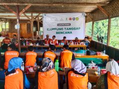Warga mekarbuana karawang banjir