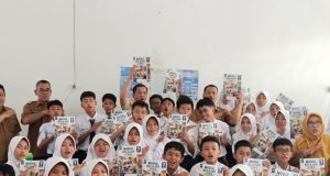 Bupati karawang bagikan modul belajar