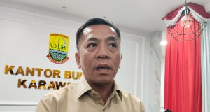 Bupati karawang minyak di pantai