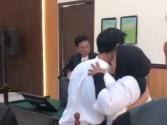 Tangis Haru Ibu Peluk Pilot Muda Karawang yang Didakwa Selundupkan Buronan Ibu pilot karawang