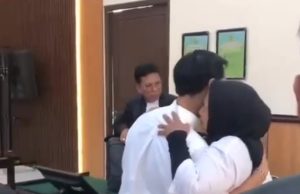 Tangis Haru Ibu Peluk Pilot Muda Karawang yang Didakwa Selundupkan Buronan Ibu pilot karawang
