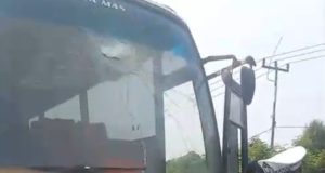 Bus pati dilempari batu di karawang