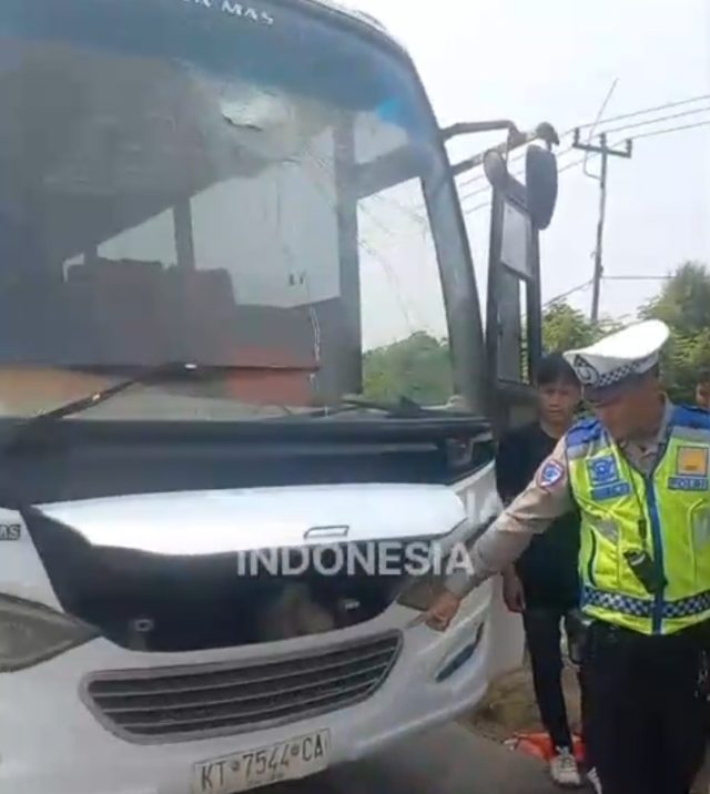 Bus pati dilempari batu di karawang