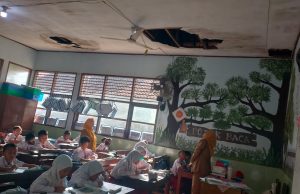 Atap Sudah Rusak, SDN Langganan Prestasi di Karawang Ini Tunggu Kepastian Revitalisasi Sdn karawang tunggu revitalisasi
