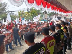 Ratusan Petani Kepung Kantor ATR/BPN Karawang, Kecam Klaim Sepihak Reforma Agraria Petani karawang kepung kantor atr/bpn