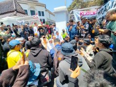 Massa Demonstran Desak Pabrik yang Rusak Jalan di Karawang Ditindak Tegas Massa demonstran jalan di karawang