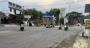Tak Cuma Berdebu, Perbaikan Jalan di Galuh Mas Karawang juga Sebabkan Sejumlah Pemotor Celaka Pemotor di jalan galuh mas karawang