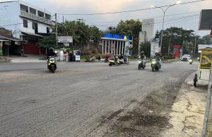 Tak Cuma Berdebu, Perbaikan Jalan di Galuh Mas Karawang juga Sebabkan Sejumlah Pemotor Celaka Pemotor di jalan galuh mas karawang