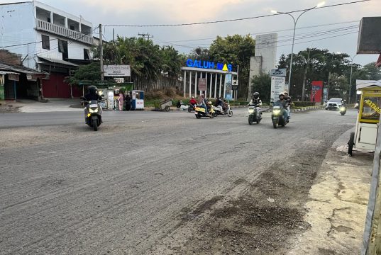 Tak Cuma Berdebu, Perbaikan Jalan di Galuh Mas Karawang juga Sebabkan Sejumlah Pemotor Celaka Pemotor di jalan galuh mas karawang