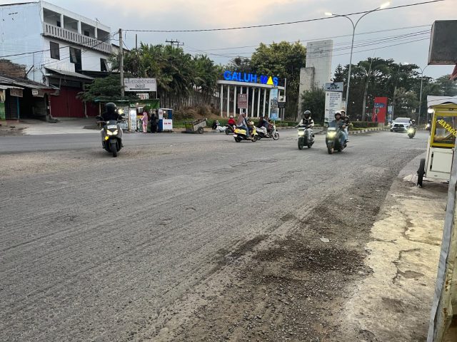 IMG-20260925-WA0057 Pemotor di jalan galuh mas karawang