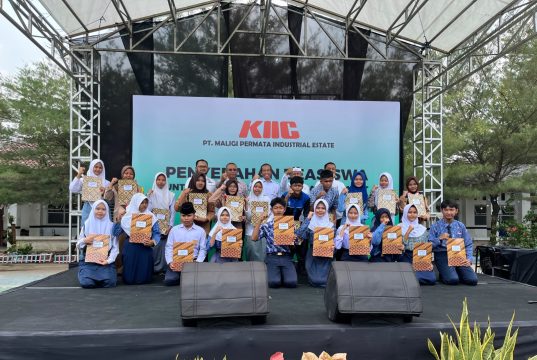Dukung Kemajuan Pendidikan, KIIC Salurkan Beasiswa Rp299,4 Juta untuk 280 Siswa di Karawang 280 beasiswa kiic karawang