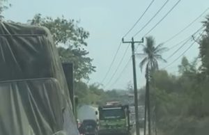 Truk pt jsi di jalan karawang