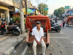 Ngebecak 47 Tahun Sampai Pernah Kena Tipu, Abah Ujang Kini Dapat Harapan Baru dari Becak Listrik Abah ujang becak listrik karawang