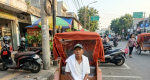 Ngebecak 47 Tahun Sampai Pernah Kena Tipu, Abah Ujang Kini Dapat Harapan Baru dari Becak Listrik Abah ujang becak listrik karawang