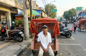 Ngebecak 47 Tahun Sampai Pernah Kena Tipu, Abah Ujang Kini Dapat Harapan Baru dari Becak Listrik Abah ujang becak listrik karawang
