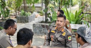 Satpol pp di kafe karawang