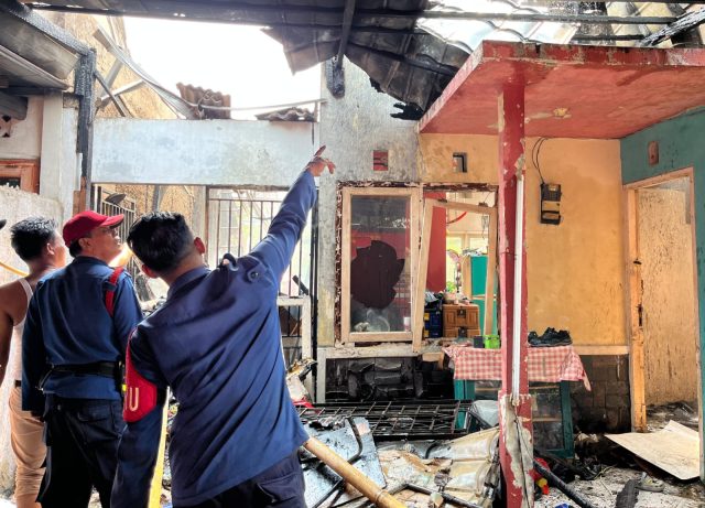 Rumah terbakar tawon di karawang